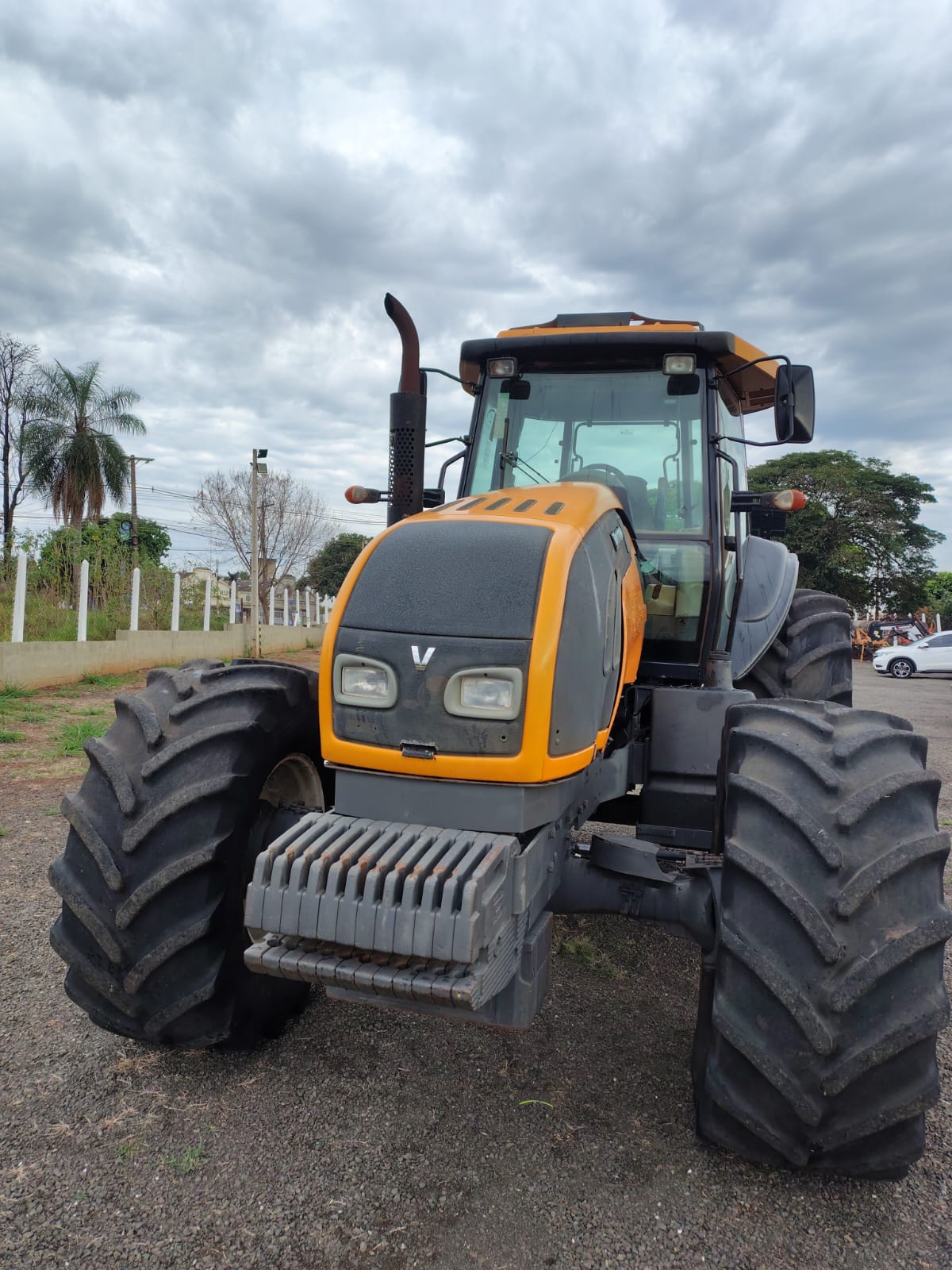 TRATOR VALTRA BT210