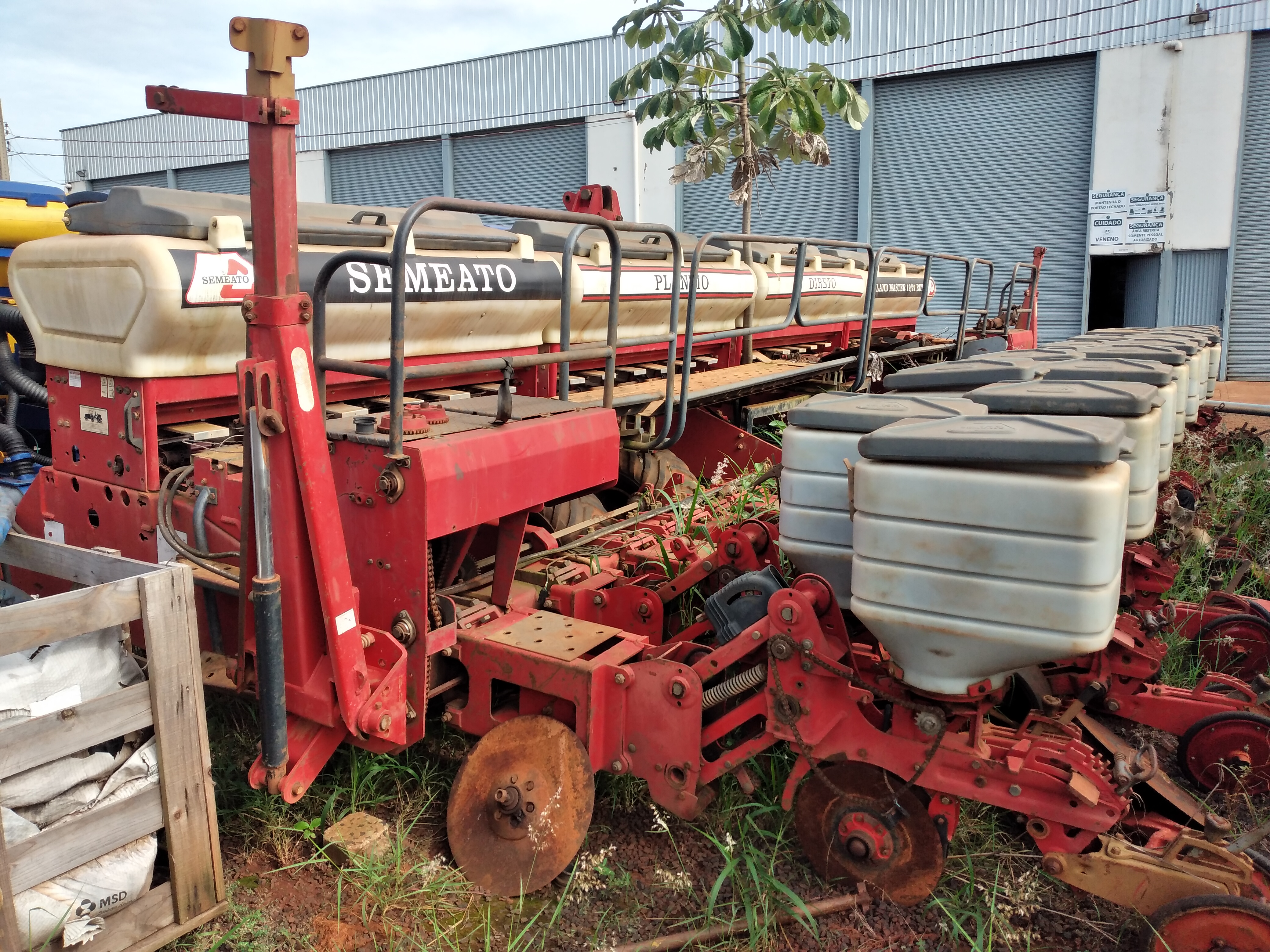 SEMEADORA ADUBADEIRA LAND MASTER MC18 LINHAS (SEMEATO)